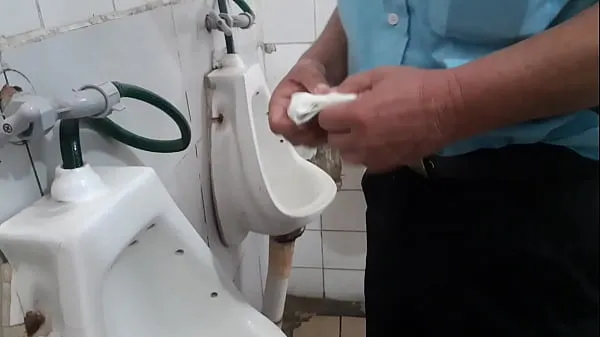 Bekijk Espiando a Madurito En el baño público coole tube