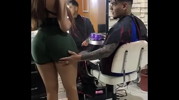 Assista CORTE DE CABELO NA ESTÉTICA ACABA TOCANDO SUA BUNDA RICA tubo legal