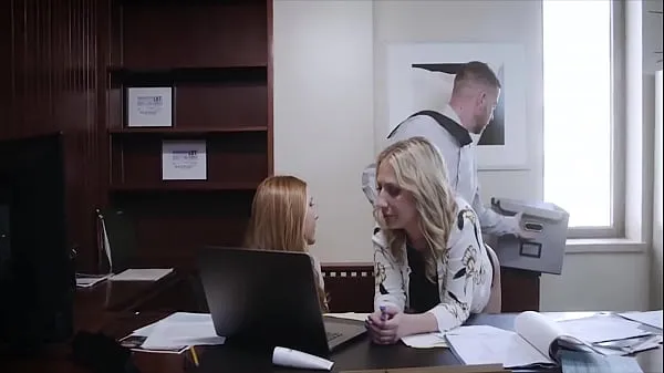 Pozrite si Sexy Secretary Banged By Boss In Cabin While Reading Contract (Harper Red And Quinn Waters cool Tube