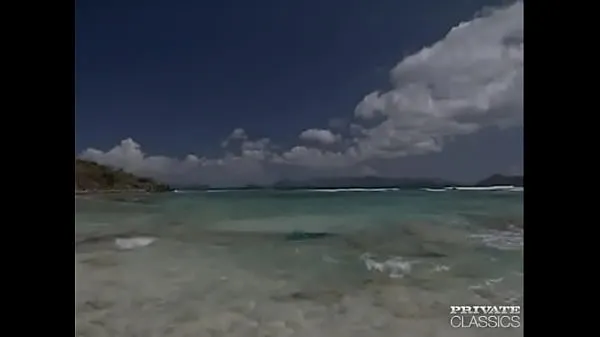 Titta på Gina, a Girl in a Net Has a Threesome in a Tropical Beach coola Tube