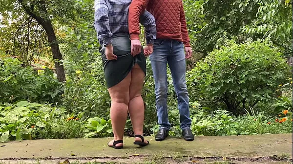 Obejrzyj Chubby Amateur MILF pissing outdoor fajny kanał