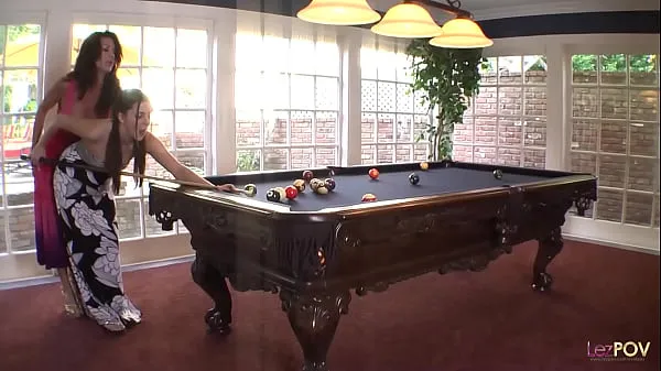 Oglejte si Teaching the cue stick holding technique ends up with the lesbian milf using her dildo on the brunette Cool Tube