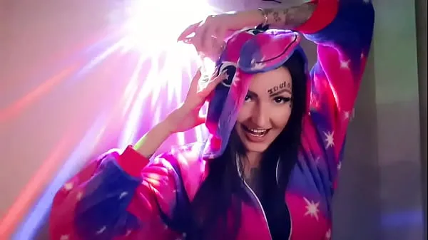 Regardez Dominatrix Nika en pyjama licorne vous dira et vous montrera sur sa corne comment vous allez vous branler aujourd'hui Tubes sympas