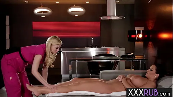 Regardez Alison Tyler et la MILF lesbienne au gros cul Charlotte Stokely ont profité d'un massage incroyable avant un léchage de chatte et un doigté parfaits pour que le client soit ravi Tubes sympas