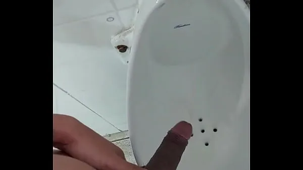 观看Ven y tomas mi orina en el baño del gym酷的管子