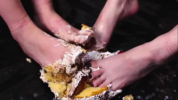 Oglejte si Feet Crushing Cake - Worship My Dirty Feet Cool Tube