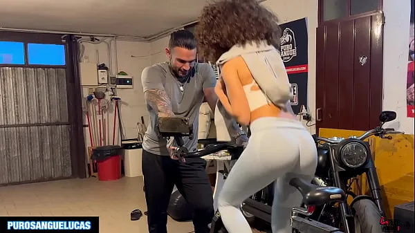 Assista FALSO PERSONAL TRAINER com BEATRICE SEGRETI FODENDO UMA jovem MORENA CURLY DEPOIS DE UM EXERCÍCIO tubo legal