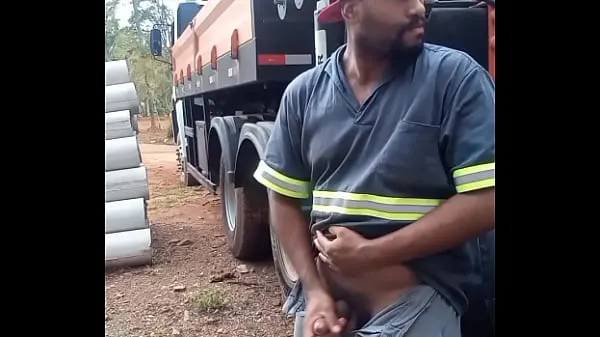 Bekijk Worker Masturbating on Construction Site Hidden Behind the Company Truck coole tube